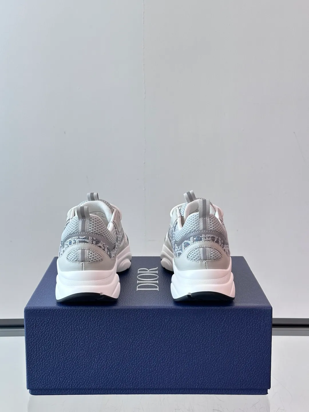 Factory price: 480💰 ◾️▫️Dior D®️ x 🆕 (high version) B22 men's jogging fashion sneakers, this single product draws inspiration from retro jogging shoes. It adopts a thick low-top design, with an upper made of black cow leather and mesh fabric, and a black and white engraved rubber sole. Black mesh fabric tongue and heel counters complement black laces, with an embossed "Di~r" logo embellishment on the side. These sneakers can be mixed and matched with a classic suit for a sporty chic look! Size: 39-45 (38, 46, 47 can be customized)